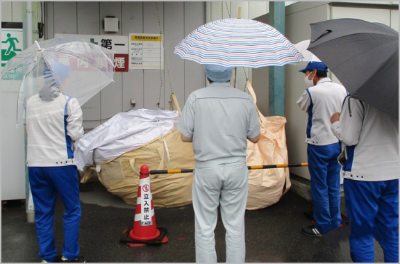 第三事業所の廃棄物置き場の順法確認の様子