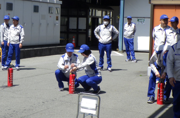 危機管理・危機対策の行動指針 消火器トレーナー体験